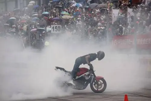 山东临沂多人街头飙车“翘头”炫技，这种行为存在哪些安全隐患？