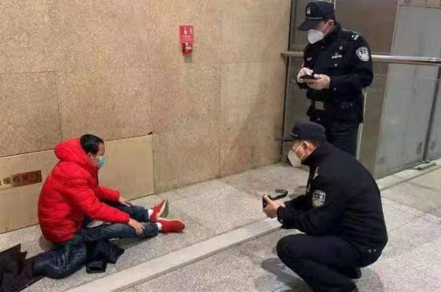 进过方舱的中年男子“流浪”42天,这些日子他都是如何过来的?