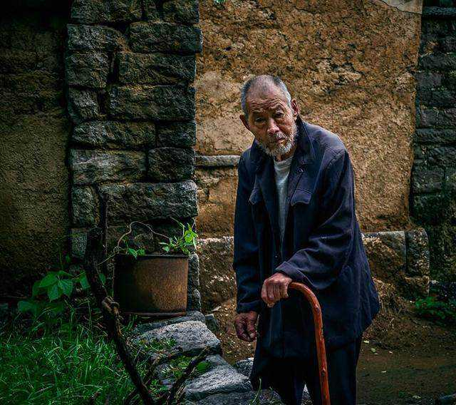 湖南一爷爷杵拐杖到门口看孙女离开，从老人的动作中你看到了什么？