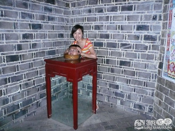 2012年春节联欢晚会刘谦那个从镜子里变出手的魔术是怎么回事?